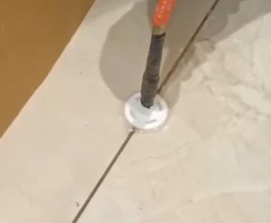 蕉岭瓷砖空鼓维修公司专业解答瓷砖在铺贴过程中，如果没有涂抹均匀到位的粘结材料（如水泥砂浆或瓷砖胶），可能会导致以下问题